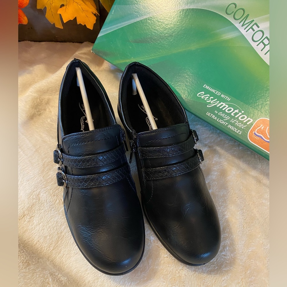 ✨NEW✨ Easy Street Women's Stroll Comfort Shooties
